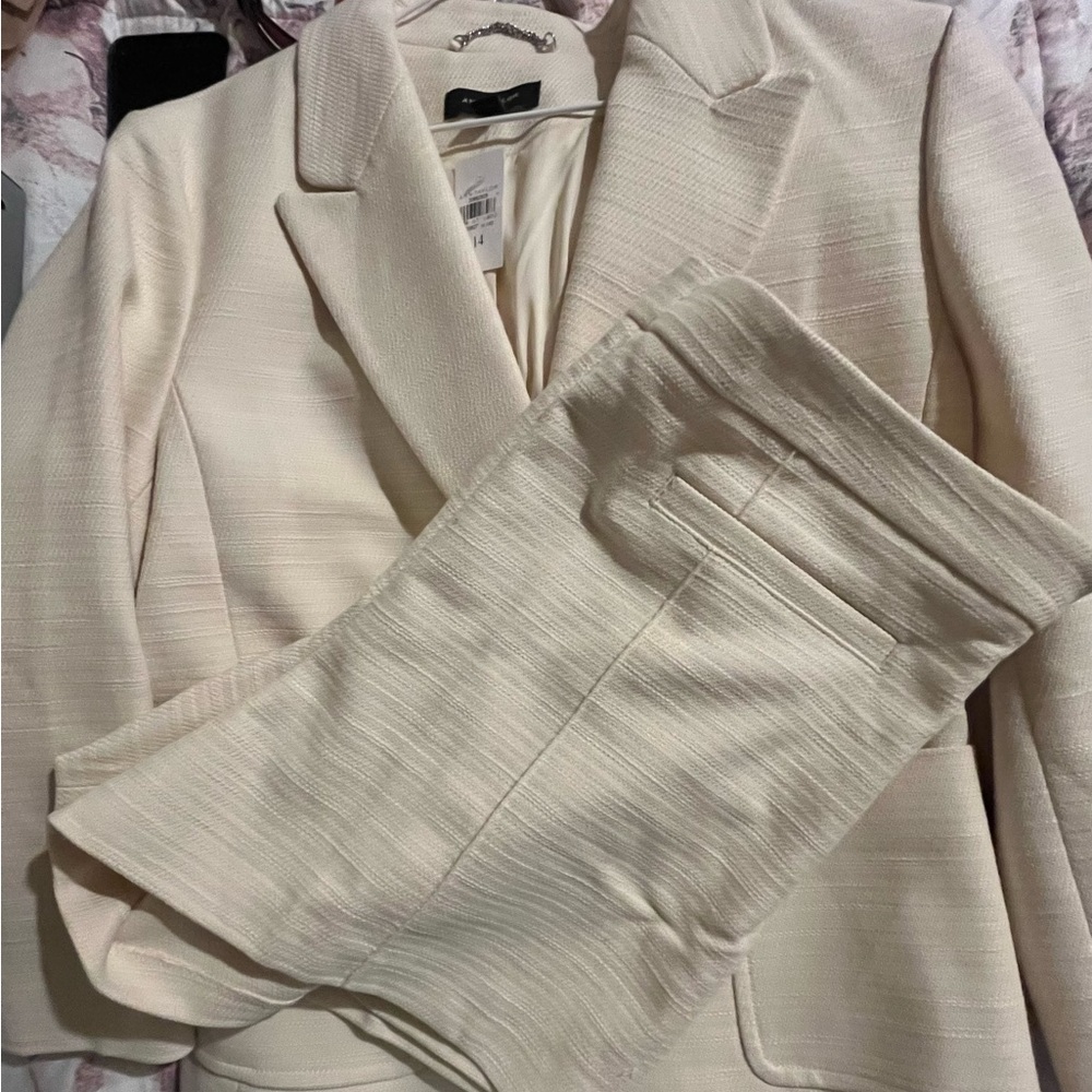 Ann Taylor two piece ivory short and blazer set size 14